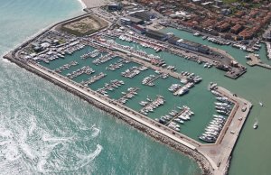 7 a 2.5 Metros Amarre Puerto Deportivo de di Cesari